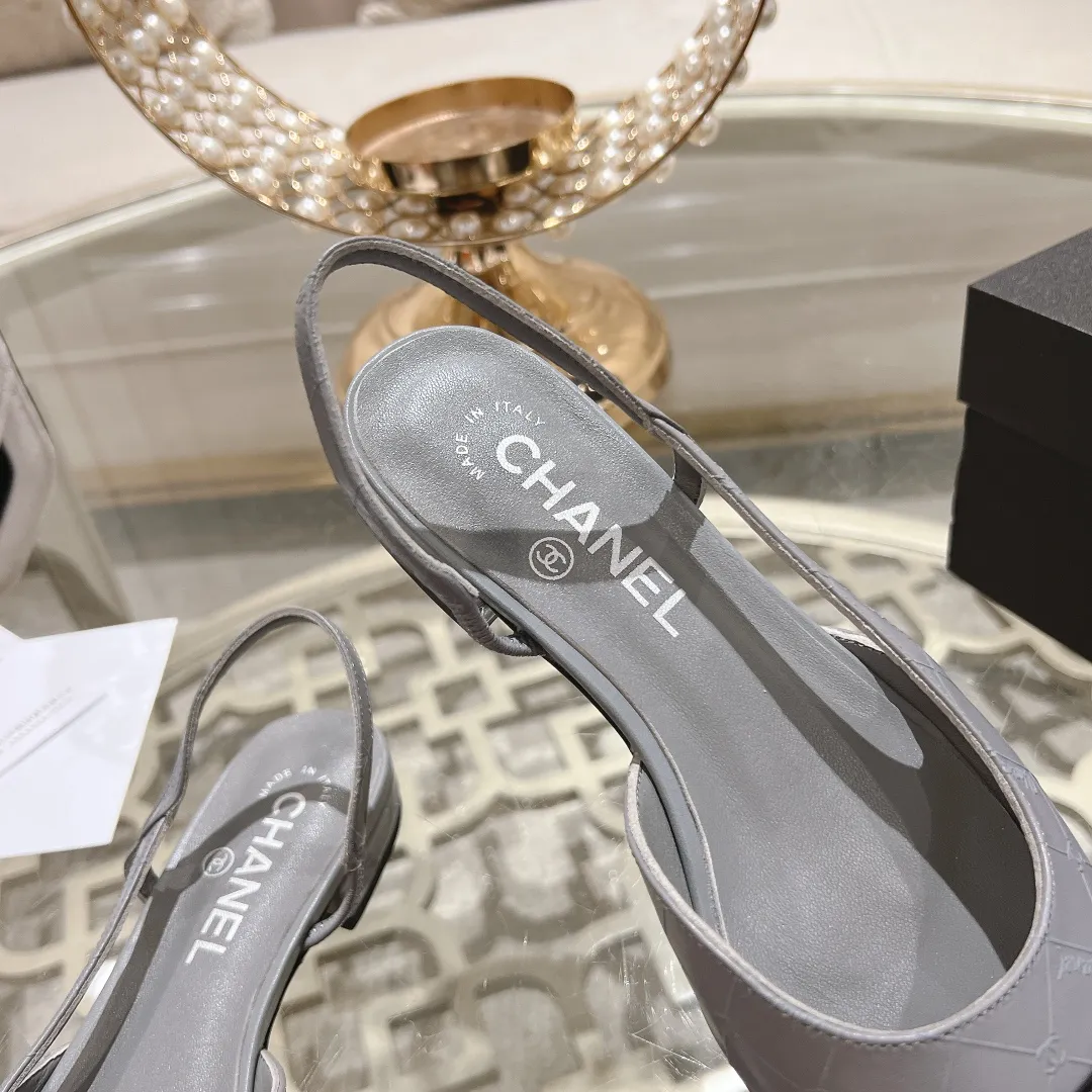 👟👟Ex-factory price 540👟👟 CHANEL Xiangjia 24vs spring and summer new fashion sandals series... Chanel is a very comprehensive noble fashion lifestyle brand. The same models are sold by major fashion bloggers and celebrities in Hong Kong, the United States, and other countries. They are simply beautiful. I fall in love with elegance and the playful sense of the future. I want to own them right away just by looking at them. But you can really think about a pair of exquisite high heels. This series is specially designed for extraordinary and indifferent ladies to create a unique overall effect. CHANEL designs products that inspire women to move forward and highlight their charm... 1️⃣Material: Original customized patent leather + imported sheepskin 2️⃣Inner lining: Original customized imported sheepskin 3️⃣Feet: Original customized imported sheepskin 4️⃣Outsole: Genuine leather sole imported from Italy 5️⃣Heel height: 2.5cm/6.5cm/9cm 6️⃣Number: 34-43 (34.40.41.42.43 customization is not returnable) 7️⃣Packaging: The latest and exquisite full set of packaging at the counter